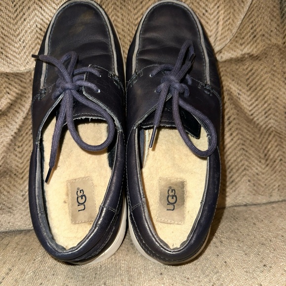 UGG TREADLITE TYE MOCS. Sz 9.5. Navy excellent condition. - Picture 7 of 10